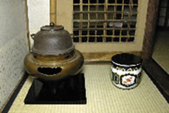 暑い時期には風炉(ふろ=写真左)を用いる